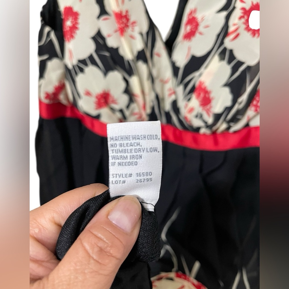 💙DRESS BARN, FLORAL BLACK/ RED SLEEVELESS, PLEADED DRESS - Picture 9 of 11